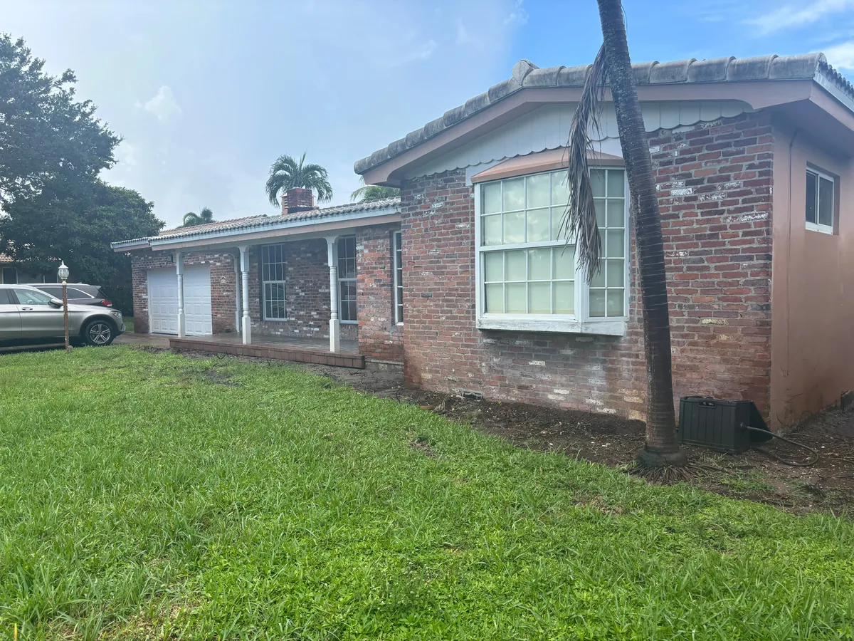 Red brick ranch home in Hollywood, Florida before limewash